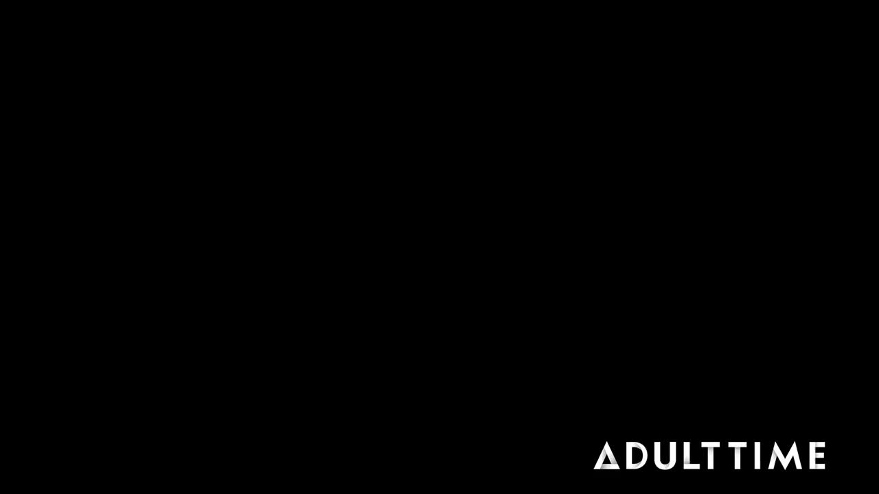 室友第一次使用振动器引发了火辣的女同性恋性爱