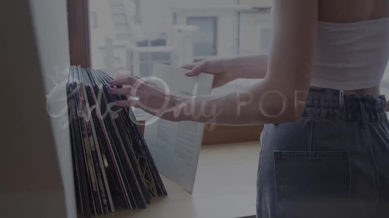 学生女同把我酮体献出，她按我头猛口骚逼，白虎嫩穴喷汁爽炸。舌头钻逼缝淫水淌腿，我浪叫挑衅她舔得更深，骚态勾得人喉咙发紧，满脑子都是她被操到失神的淫乱影子。