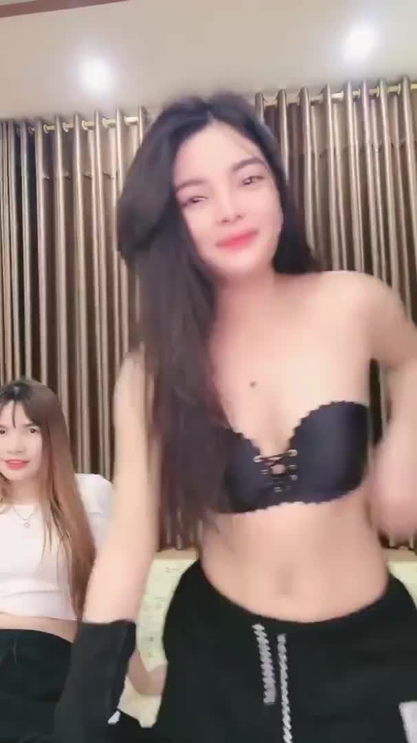 女同直播 挺嫩的 各种道具互插 白浆都出来了