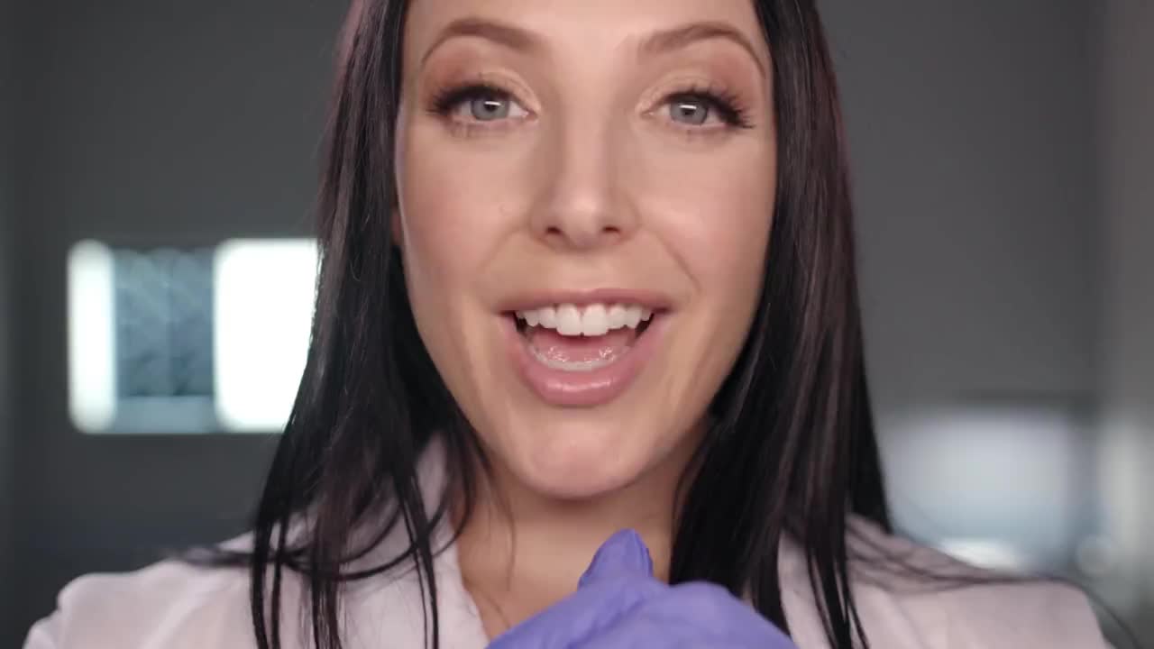 妹妹要上大学，姐姐送她成人礼物，脱光衣服教她女同快感。她压着妹妹，舌头舔进嫩逼猛吸，淫水喷得满嘴，妹妹呻吟着腿软。姐姐磨着她奶子，手指插进妹妹湿穴抠到高潮，眼神骚浪地说：“爱上这感觉吧！”妹妹爽得翻白眼