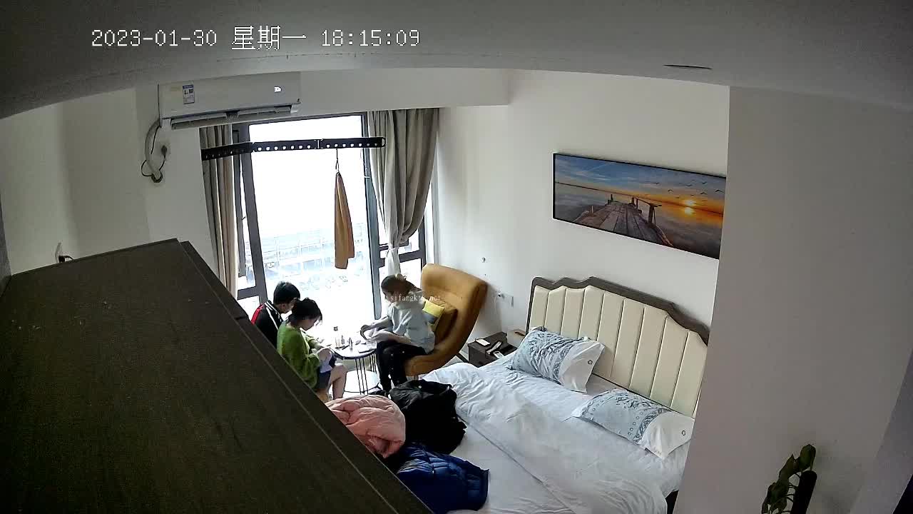 入侵家庭摄像头后发现三角恋里有女同，等男生走后，两个女生就等不及了。