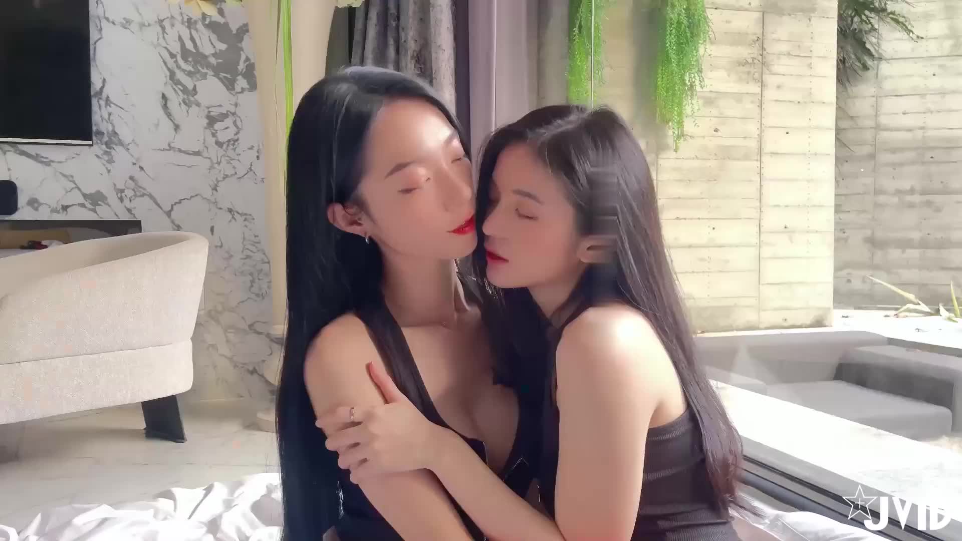 你见过三个女同，同时舌吻的吗😍